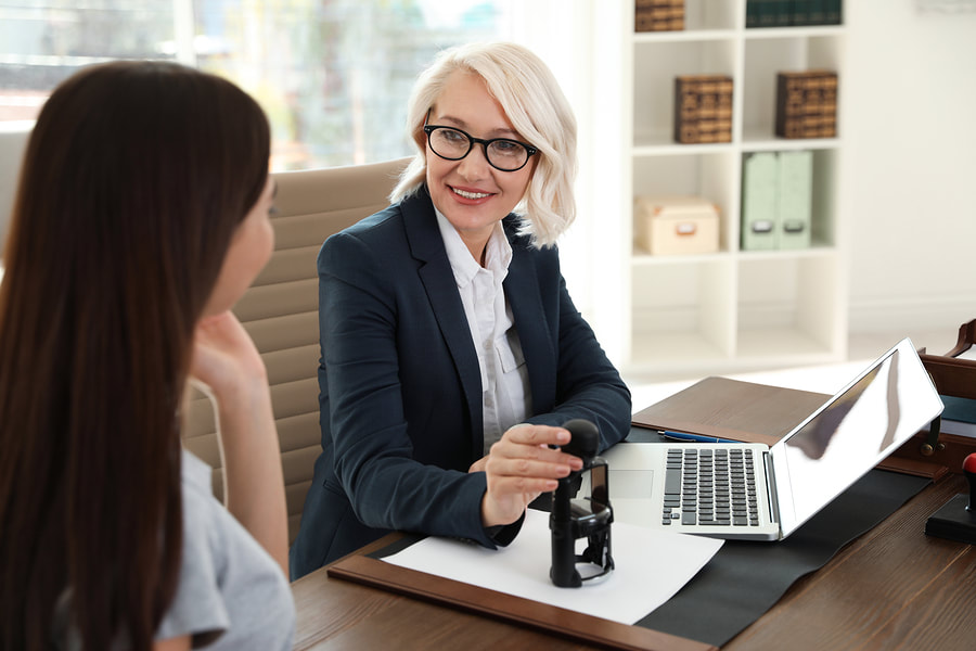 agent talking to client